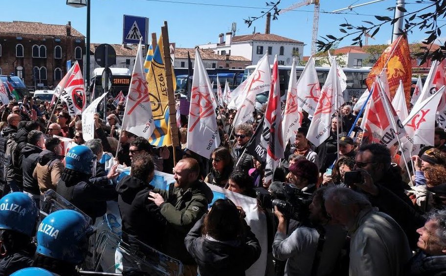 Βενετία: Συγκρούσεις διαδηλωτών με την αστυνομία για την επιβολή εισιτηρίου στους τουρίστες - Βίντεο