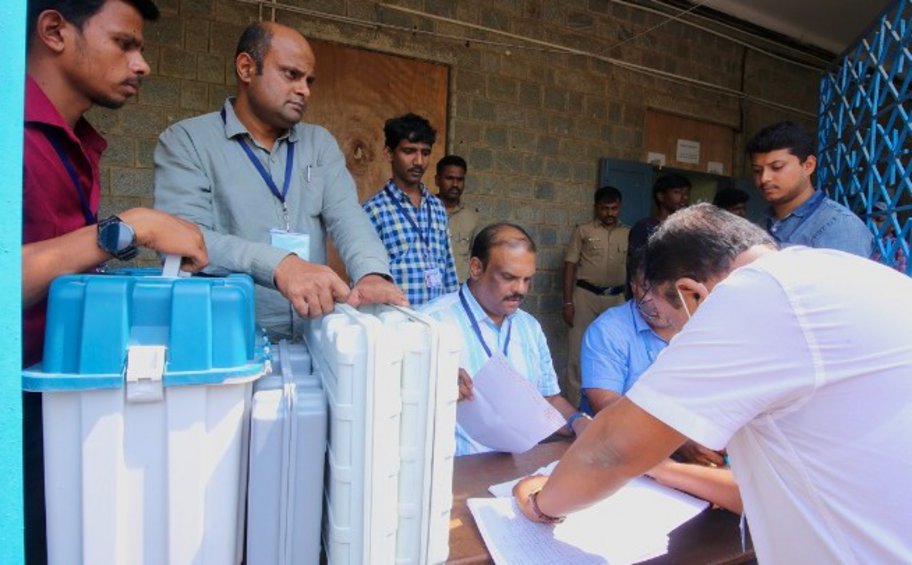 Ινδία: Οι ψηφοφόροι καλούνται στις κάλπες εν μέσω καύσωνα
