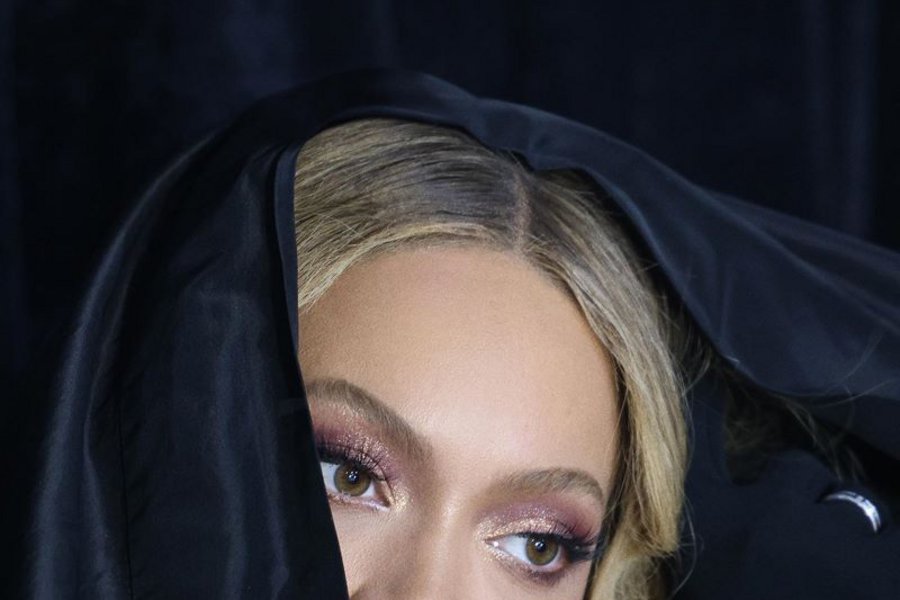 Η Beyonce αποκαλύπτει το δικό της hair ritual για τέλεια διαμορφωμένες μπούκλες, χωρίς φριζάρισμα