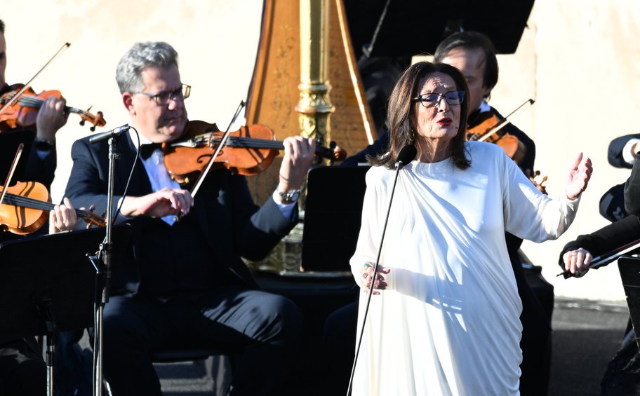 Συγκλόνισε η Νάνα Μούσχουρη: Έψαλε στο Καλλιμάρμαρο τους εθνικούς ύμνους Ελλάδας και Γαλλίας - ΒΙΝΤΕΟ

