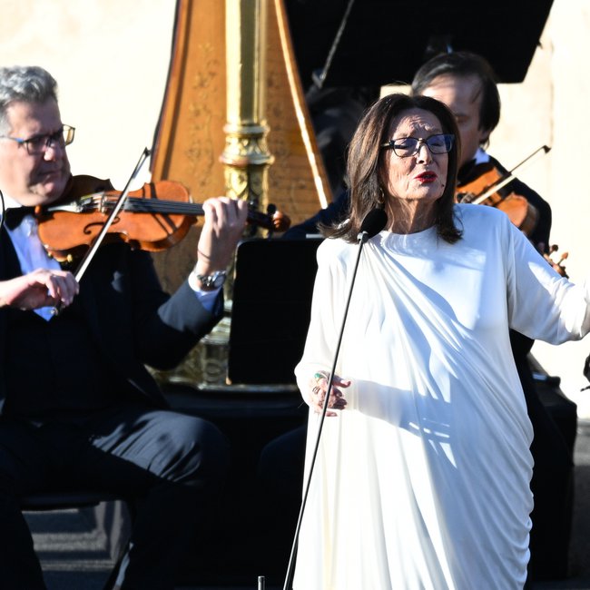 Συγκλόνισε η Νάνα Μούσχουρη στο Καλλιμάρμαρο: Οι εθνικοί ύμνοι Ελλάδας και Γαλλίας με τη φωνή της - ΒΙΝΤΕΟ
