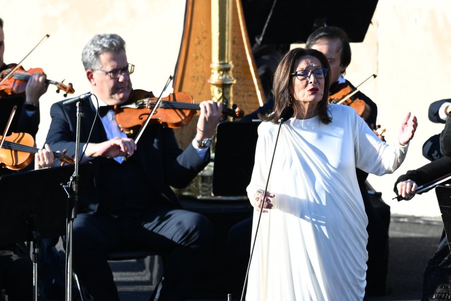 Συγκλόνισε η Νάνα Μούσχουρη στο Καλλιμάρμαρο: Οι εθνικοί ύμνοι Ελλάδας και Γαλλίας με τη φωνή της - ΒΙΝΤΕΟ
