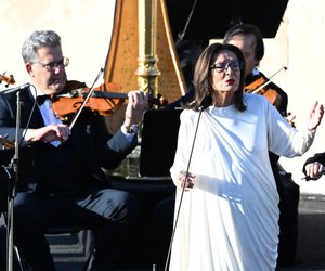 Συγκλόνισε η Νάνα Μούσχουρη: Έψαλε στο Καλλιμάρμαρο τους εθνικούς ύμνους Ελλάδας και Γαλλίας - ΒΙΝΤΕΟ
