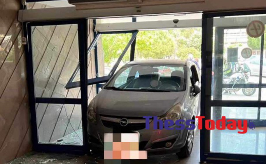 Θεσσαλονίκη: Αυτοκίνητο «καρφώθηκε» στην είσοδο του Ιπποκράτειου νοσοκομείου