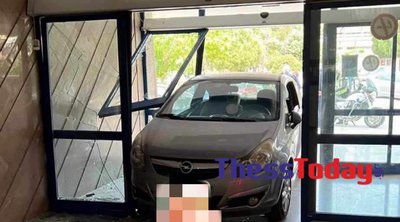 Θεσσαλονίκη: Αυτοκίνητο «καρφώθηκε» σε είσοδο του Ιπποκράτειου νοσοκομείου