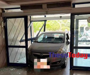 Θεσσαλονίκη: Αυτοκίνητο «καρφώθηκε» σε είσοδο του Ιπποκράτειου νοσοκομείου