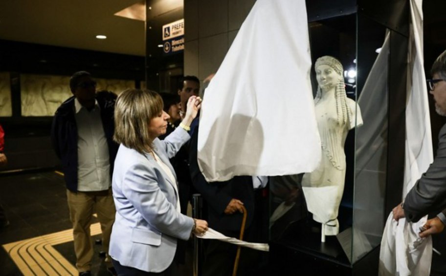 Σακελλαροπούλου: Στον σταθμό του μετρό «Grecia» στο Σαντιάγο για τα αποκαλυπτήρια αντιγράφου αγάλματος - Προσφέρθηκε από το Μουσείο της Ακρόπολης