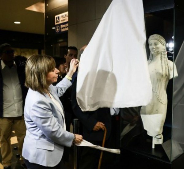 Σακελλαροπούλου: Στον σταθμό του μετρό «Grecia» στο Σαντιάγο για τα αποκαλυπτήρια αντιγράφου αγάλματος - Προσφέρθηκε από το Μουσείο της Ακρόπολης