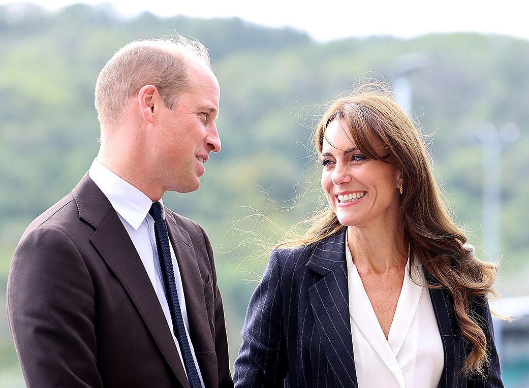 O πρίγκιπας William, πρίγκιπας της Ουαλίας και η Catherine, πριγκίπισσα της Ουαλίας επισκέφτηκαν το Fitzalan High School τον Οκτώβριο του 2023 στο Cardiff της Ουαλίας. Photo by Chris Jackson/Getty Images
