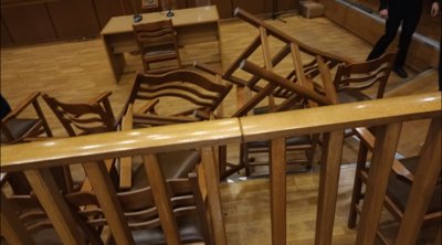 Δίκη για το Μάτι: Συνελήφθη ο συγγενής θύματος που πέταξε την καρέκλα – Η ανάρτησή του