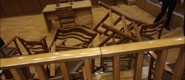 Δίκη για το Μάτι: Συνελήφθη ο συγγενής θύματος που πέταξε την καρέκλα – Η ανάρτησή του
