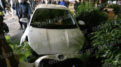 Λάρισα: Αυτοκίνητο χτύπησε άντρα που καθόταν σε παγκάκι πλατείας