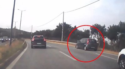 Kατεχάκη: Τράκαρε και συνέχισε να οδηγεί ενώ διαλυόταν το ΙΧ του - ΒΙΝΤΕΟ 