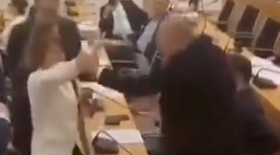 Επεισόδιο στη βουλή της Γεωργίας: Τον χτύπησε στο κεφάλι με μπουκάλι νερό - ΒΙΝΤΕΟ