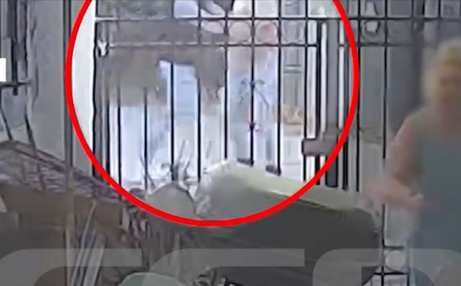 Σαλαμίνα: Βίντεο ντοκουμέντο από την επίθεση αστυνομικού σε ηλικιωμένο ζευγάρι 