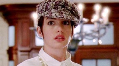 Anne Hathaway: Το δερμάτινο κοστούμι της θύμισε εποχές «Ο Διάβολος φοράει Prada»