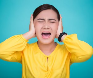 Τα βουλωμένα αυτιά μπορεί να είναι σημάδι σοβαρής ασθένειας; Πότε να ανησυχήσουμε σύμφωνα με ειδικό
