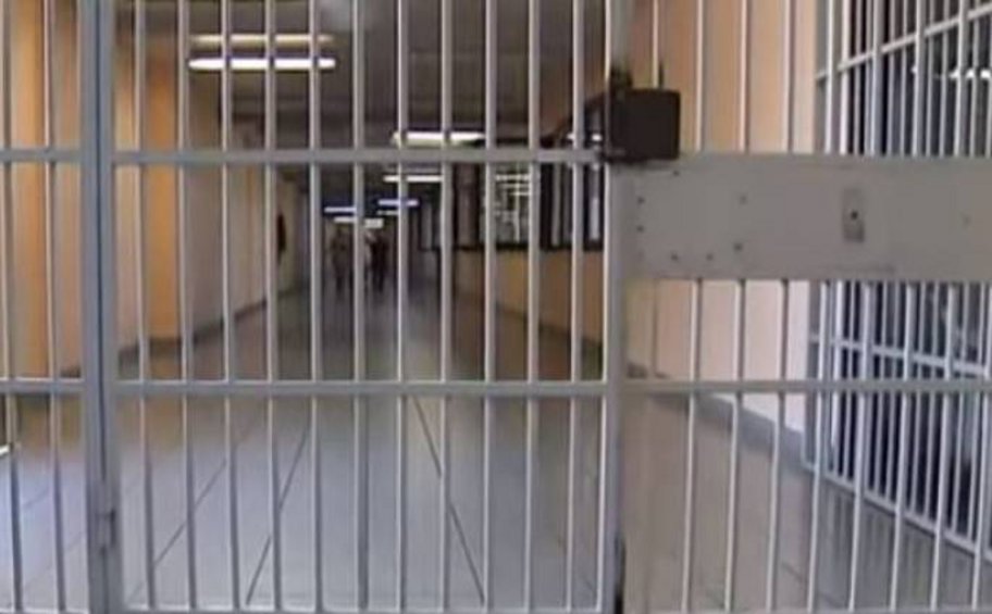 Πάτρα: Στη φυλακή τα αρχηγικά μέλη της σπείρας που διακινούσε ναρκωτικά σε σχολεία - Ελεύθεροι οι ανήλικοι μαθητές