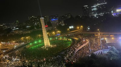 Γεωργία: Χιλιάδες διαδηλωτές απέκλεισαν κεντρική πλατεία της Τιφλίδας