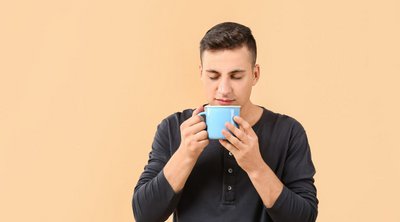 Ερευνητής του Αλτσχάιμερ αποκαλύπτει 3 «λάθη» στον καφέ που έχουν αρνητική επίδραση στον εγκέφαλο