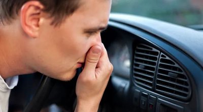 7 μυρωδιές που δεν πρέπει να αγνοήσετε στο αυτοκίνητο - Το καμένο πλάστικο μπορεί να καταστρέψει τη μηχανή