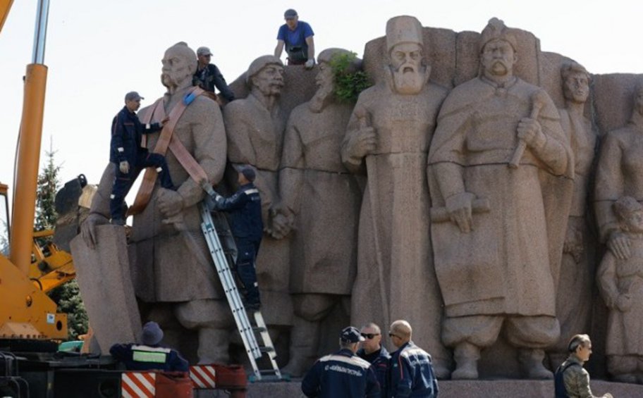 Οι αρχές του Κιέβου αποσυναρμολογούν μνημείο της σοβιετικής εποχής