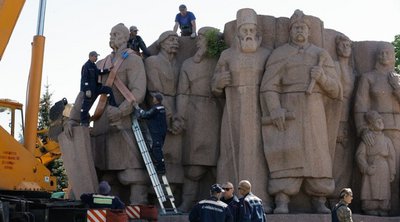 Οι αρχές του Κιέβου αποσυναρμολογούν μνημείο της σοβιετικής εποχής