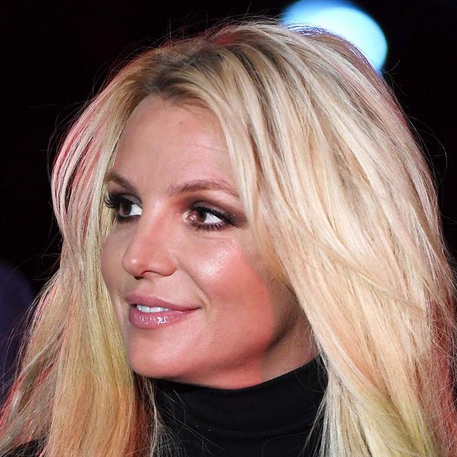 Αγωνία για την Britney Spears – Ξυπόλητη έξω από ένα ξενοδοχείο και με μια κουβέρτα γύρω της
