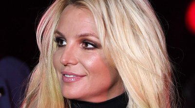 Αγωνία για την Britney Spears – Ξυπόλητη έξω από ένα ξενοδοχείο και με μια κουβέρτα γύρω της
