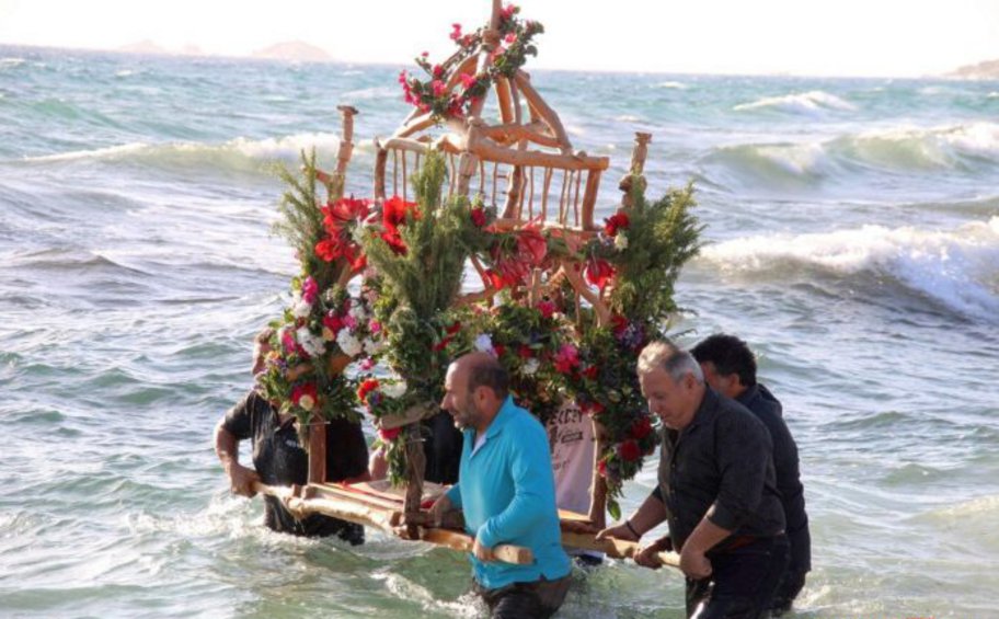 Νάξος: Πλήθος πιστών στην ξεχωριστή περιφορά του Επιταφίου μέσα στη θάλασσα - ΒΙΝΤΕΟ