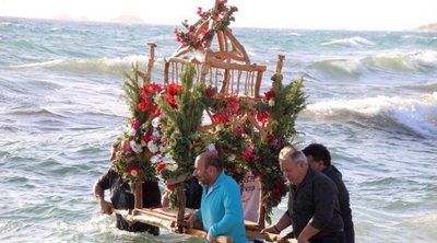 Νάξος: Πλήθος πιστών στην ξεχωριστή περιφορά του Επιταφίου μέσα στη θάλασσα - ΒΙΝΤΕΟ