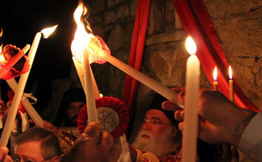 Το Άγιο Φως αφίχθη στο «Ελ. Βενιζέλος» και μεταφέρεται σε όλη τη χώρα