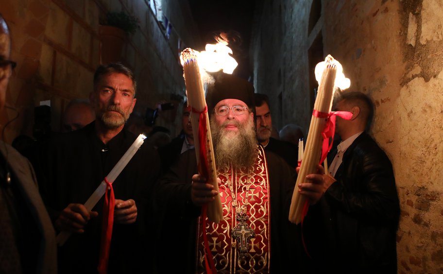 Το Άγιο Φως αφίχθη στην Αθήνα -  Σε εξέλιξη η διανομή του σε ολόκληρη τη χώρα