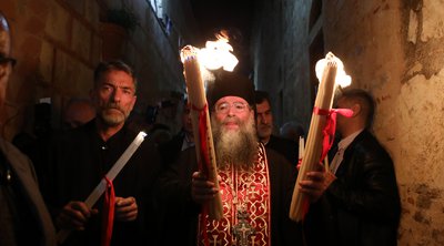 Το Άγιο Φως αφίχθη στην Αθήνα -  Σε εξέλιξη η διανομή του σε ολόκληρη τη χώρα