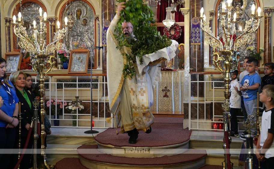 Πρώτη Ανάσταση στη Χίο: Έκλεψε ξανά την παράσταση ο viral «ιπτάμενος» ιερέας - ΒΙΝΤΕΟ 