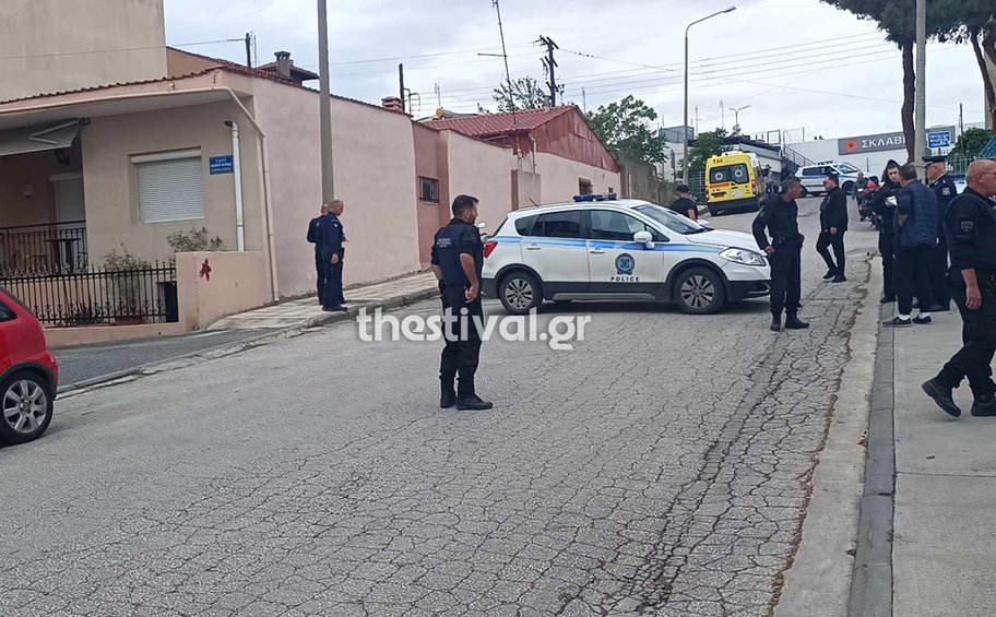 Θεσσαλονίκη: Νεκρός άνδρας που δέχθηκε πυροβολισμούς από διερχόμενο όχημα στη Σταυρούπολη - Οι πρώτες εικόνες