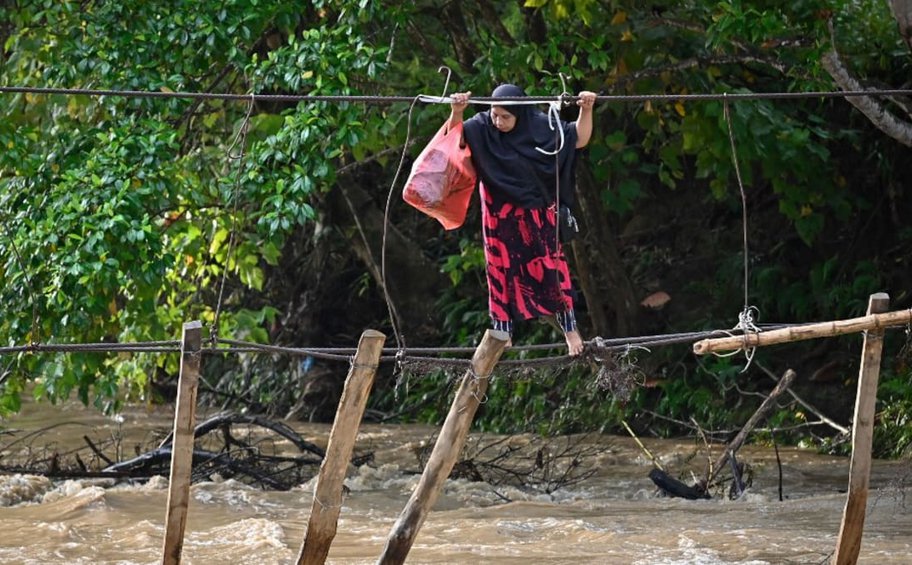 Ινδονησία: Τουλάχιστον 15 άνθρωποι έχασαν τη ζωή τους σε πλημμύρες και κατολισθήσεις - Βίντεο