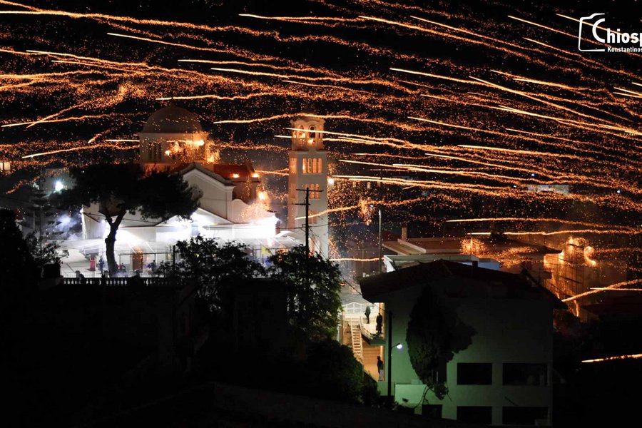 Έκαναν τη νύχτα μέρα στη Χίο - Ο εντυπωσιακός ρουκετοπόλεμος στο Βροντάδο - ΒΙΝΤΕΟ 