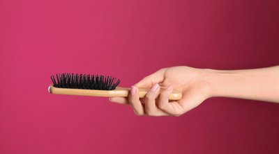 Αραίωση μαλλιών: 7 λόγοι που πέφτουν τα μαλλιά σας – Πώς μπορείτε να το αντιμετωπίσετε
