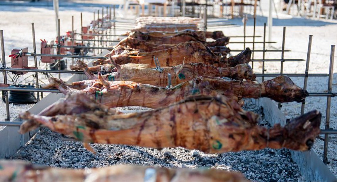 Πάσχα: Η «Εορτών εορτή» – Το σούβλισμα του οβελία και τα έθιμα από κάθε γωνιά της Ελλάδας