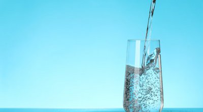 Ανθρακούχο νερό: Ποια τα οφέλη του και πότε δεν πρέπει να το πίνετε