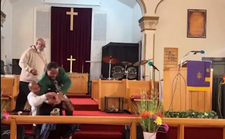 Τρόμος στις ΗΠΑ: Ένοπλος πήγε να πυροβολήσει ιερέα σε εκκλησία - Βίντεο