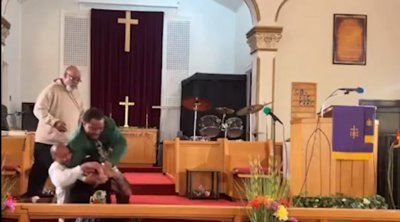 Τρόμος στις ΗΠΑ: Ένοπλος πήγε να πυροβολήσει ιερέα σε εκκλησία στην Πενσιλβάνια - Βίντεο