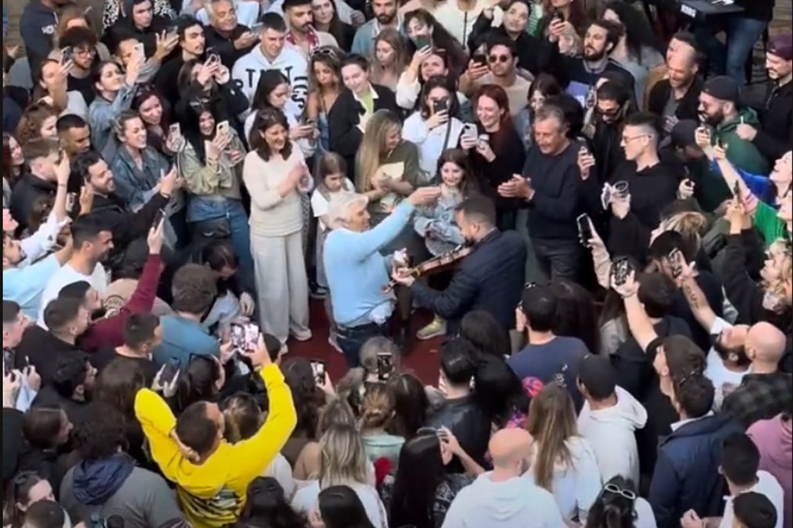 Τήνος: 87χρονος χόρεψε ζεϊμπέκικο και έριξε χαρτονομίσματα στον βιολιτζή – Βίντεο