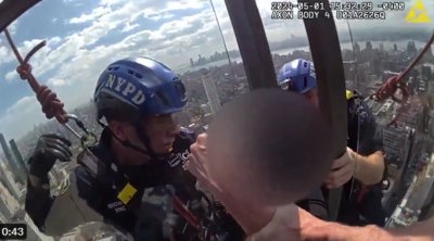 Νέα Υόρκη: Αστυνομικοί σκαρφάλωσαν σε ουρανοξύστη 54 ορόφων για να σώσουν γυναίκα που κρεμόταν - ΒΙΝΤΕΟ