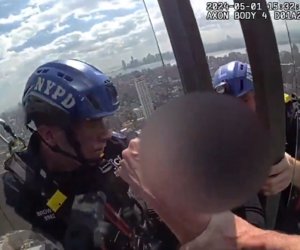 Νέα Υόρκη: Αστυνομικοί σκαρφάλωσαν σε ουρανοξύστη 54 ορόφων για να σώσουν γυναίκα που κρεμόταν - ΒΙΝΤΕΟ