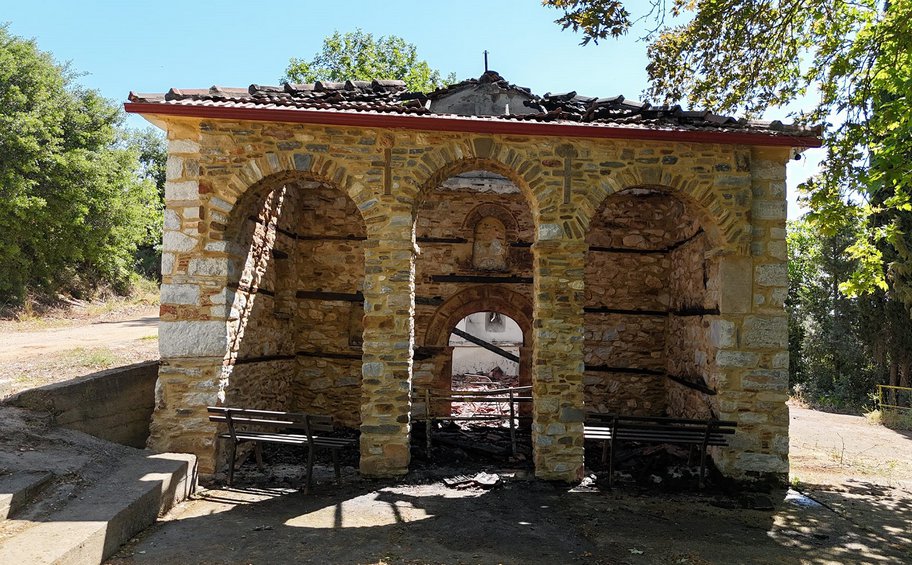 Χαλκιδική: Καταστροφές σε ιστορικό ναό από πυρκαγιά