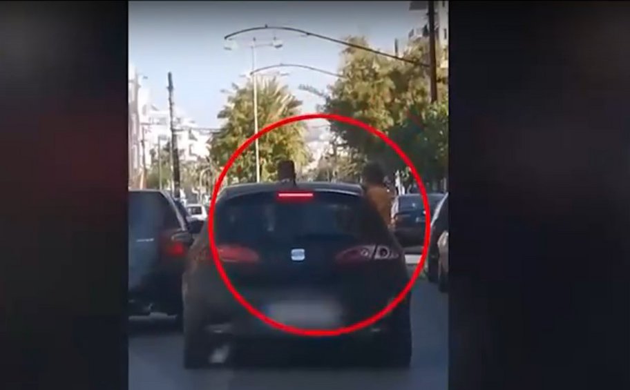Βίντεο-σοκ στην από την Πέτρου Ράλλη: Το ένα παιδί κρέμεται από το παράθυρο, το άλλο βγάζει το κεφάλι του από την ηλιοροφή αυτοκινήτου 