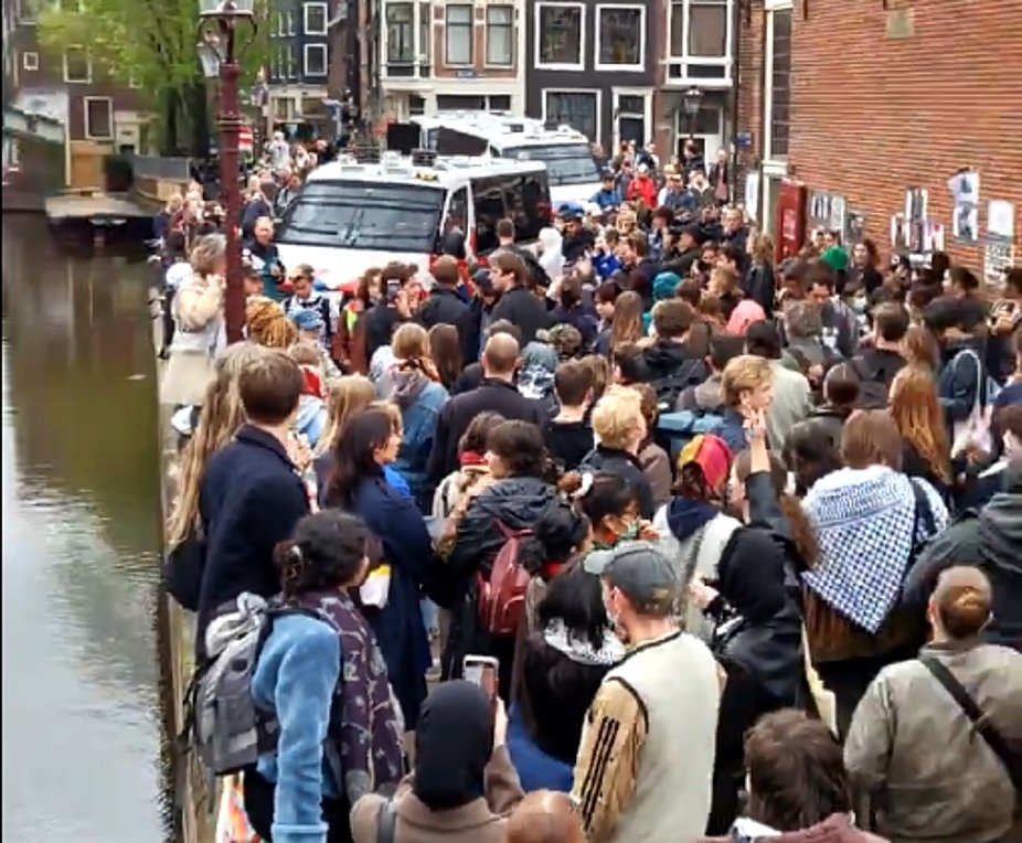 Ολλανδία: Συγκρούσεις διαδηλωτών με αστυνομικούς στο πανεπιστήμιο του Άμστερνταμ