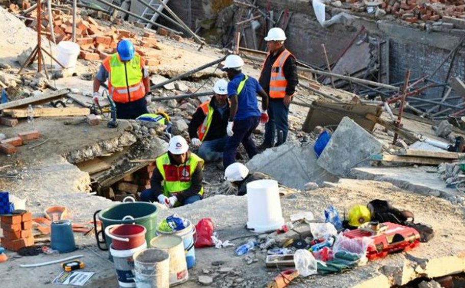 Νότια Αφρική: Μειώνονται οι ελπίδες για τους 44 εργάτες που έχουν παγιδευτεί σε κτίριο που κατέρρευσε 